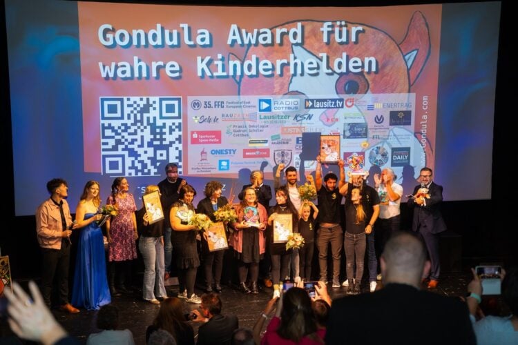 Preisträger und Nominierte des Gondula Award 2025 auf der Bühne der Kammerbühne Cottbus