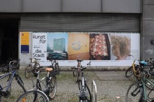 „Kunst für die Stadt“ bringt große Kunstplakate nach Cottbus
