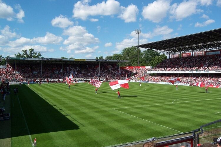 Blick in das Stadion der Freundschaft in Cottbus mit gefüllten Rängen und Fahnenschwenkern auf dem Rasen