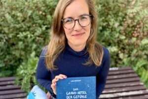 Cottbuser Kinderbeauftragte Lea Sattler liest mit Kindern über Gefühle
