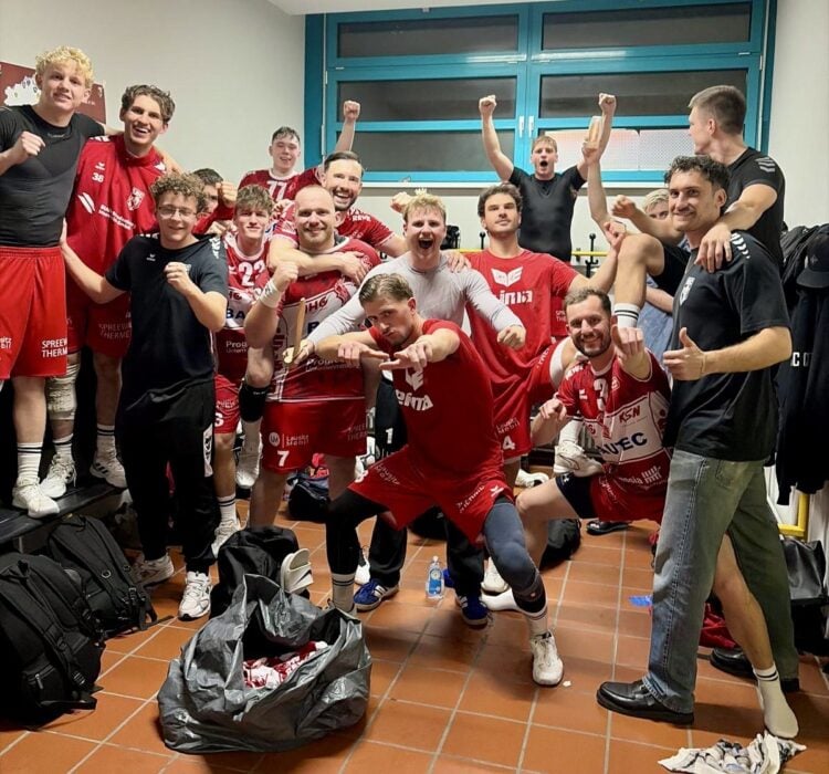 Die Handballer des LHC Cottbus jubeln in der Kabine nach dem Sieg beim BFC Preussen