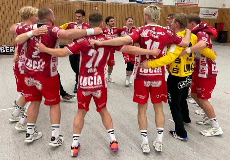 Die Handballer des LHC Cottbus stehen nach dem Sieg in Altlandsberg Arm in Arm im Kreis in der Halle