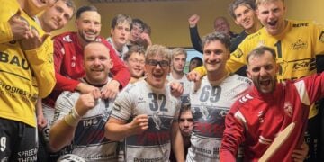 Jubelnde Handballer des LHC Cottbus in der Kabine nach dem Sieg in Berlin