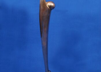 Bronzeskulptur des Max-Grünebaum-Preises vor blauem Hintergrund