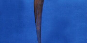 Bronzeskulptur des Max-Grünebaum-Preises vor blauem Hintergrund