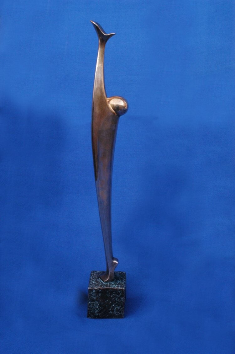Bronzeskulptur des Max-Grünebaum-Preises vor blauem Hintergrund