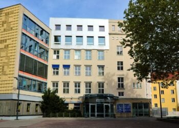 Bürogebäude Am Turm 14 in Cottbus mit Glaseingang, daneben ein Baum