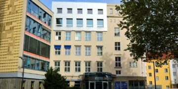 Bürogebäude Am Turm 14 in Cottbus mit Glaseingang, daneben ein Baum