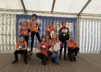 Die Nachwuchssportlerinnen und -sportler des RK Endspurt 09 Cottbus bei der Siegerehrung in Lichterfeld