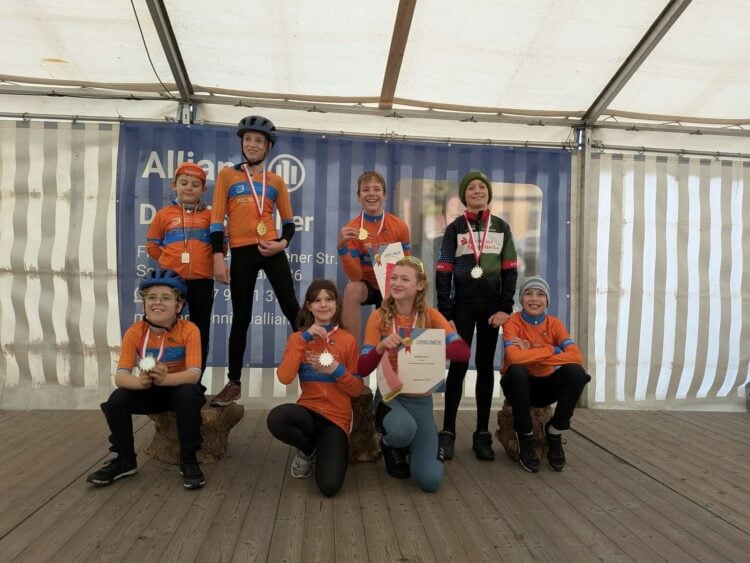Die Nachwuchssportlerinnen und -sportler des RK Endspurt 09 Cottbus bei der Siegerehrung in Lichterfeld