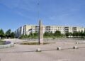 Brunnen auf dem Ernst-Mucke-Platz in Cottbus-Schmellwitz mit Plattenbauten im Hintergrund