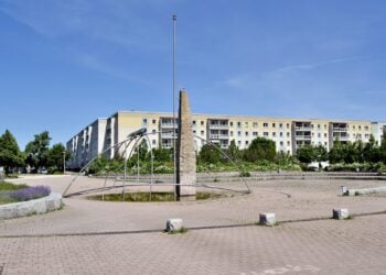 Brunnen auf dem Ernst-Mucke-Platz in Cottbus-Schmellwitz mit Plattenbauten im Hintergrund