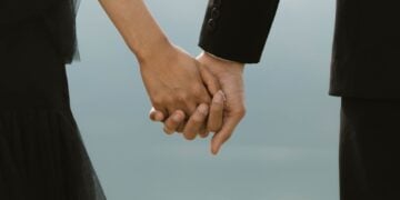 Zwei Menschen halten sich an den Händen, Nahaufnahme