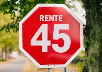 Rotes Stoppschild mit der Aufschrift Rente 45 an einer Allee