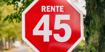 Rotes Stoppschild mit der Aufschrift Rente 45 an einer Allee