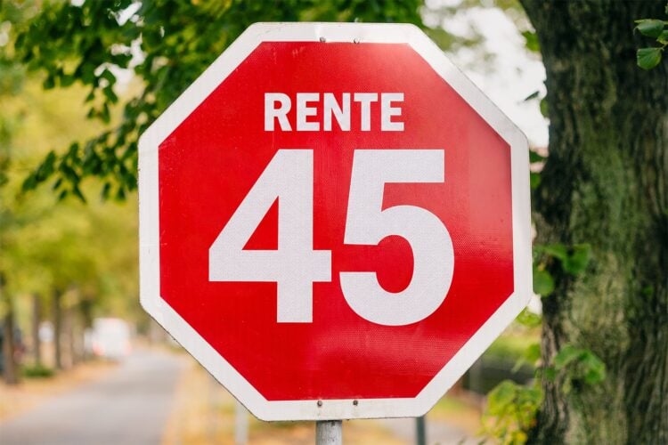 Rotes Stoppschild mit der Aufschrift Rente 45 an einer Allee
