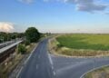 Landstraße an Feldern entlang bei Doberlug-Kirchhain