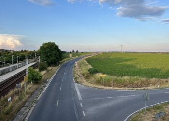 Landstraße an Feldern entlang bei Doberlug-Kirchhain