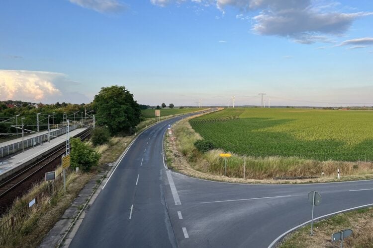 Landstraße an Feldern entlang bei Doberlug-Kirchhain