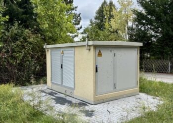 Ortsnetztrafostation mit grauen Türen und Lüftungsgittern auf einer gepflasterten Fläche am Eichenweg in Elsterwerda