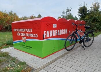 Fünf rote Fahrradboxen am Egon-Wochatz-Platz in Spremberg, davor ein abgestelltes Fahrrad