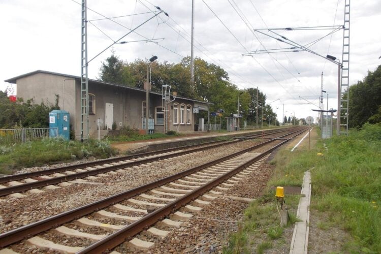 Bahnhof Rehfeld mit Gleisen und Bahnsteig