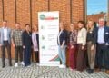 Gruppenbild vor der Kulturweberei Finsterwalde mit Landrat, Dezernentin und Team des Pflegestützpunktes