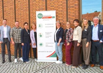 Gruppenbild vor der Kulturweberei Finsterwalde mit Landrat, Dezernentin und Team des Pflegestützpunktes