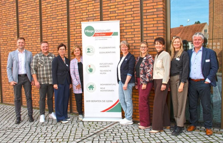 Gruppenbild vor der Kulturweberei Finsterwalde mit Landrat, Dezernentin und Team des Pflegestützpunktes