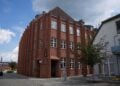 Das Rathaus von Forst (Lausitz), ein Backsteinbau an der Promenade
