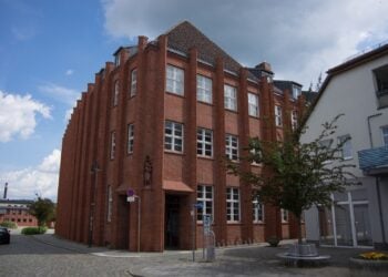 Das Rathaus von Forst (Lausitz), ein Backsteinbau an der Promenade