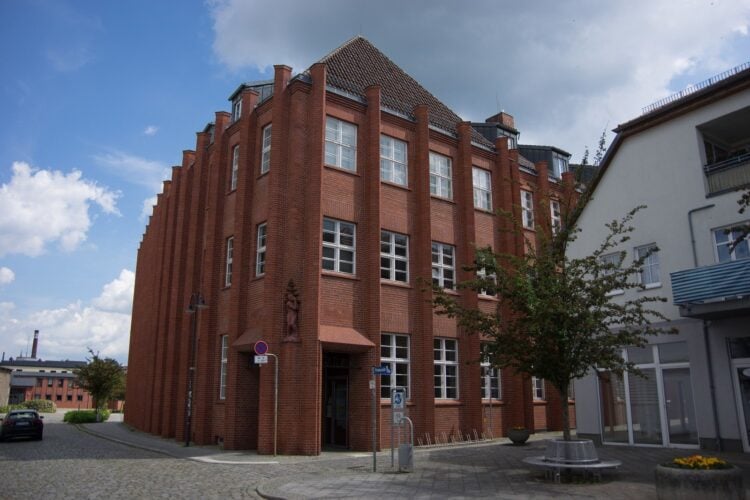 Das Rathaus von Forst (Lausitz), ein Backsteinbau an der Promenade