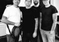 Schwarz-Weiß-Foto der vier Musiker der Band Sonsalla, einer hält eine E-Gitarre