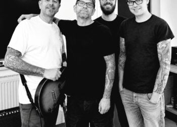 Schwarz-Weiß-Foto der vier Musiker der Band Sonsalla, einer hält eine E-Gitarre