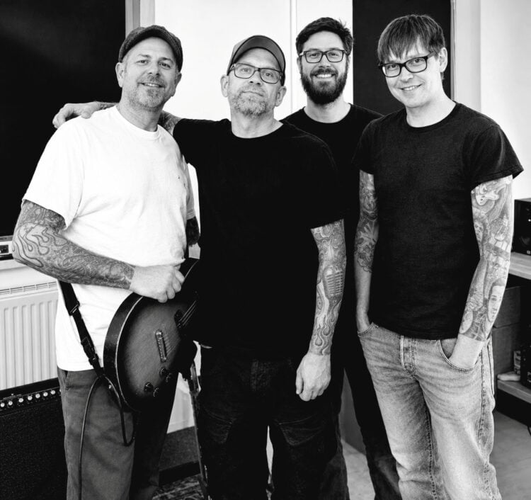 Schwarz-Weiß-Foto der vier Musiker der Band Sonsalla, einer hält eine E-Gitarre