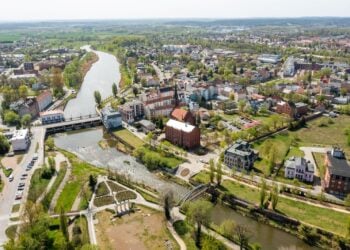 Luftaufnahme der Doppelstadt Guben-Gubin mit der Neiße und mehreren Brücken