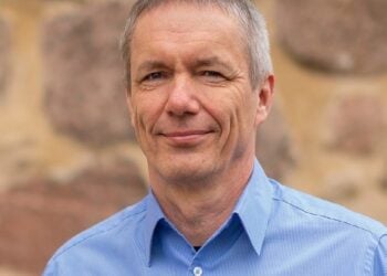 Porträt von Landeskonservator Prof. Dr. Thomas Drachenberg vor einer Feldsteinmauer