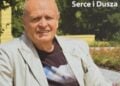 Roland Hellmann sitzt im hellen Sakko auf einer Bank in einem Park
