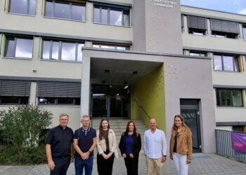 Besuchergruppe vor dem Evangelischen Gymnasium Cottbus
