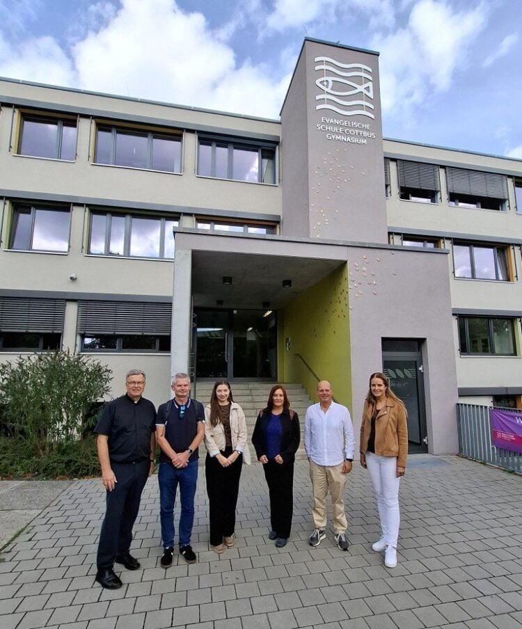 Besuchergruppe vor dem Evangelischen Gymnasium Cottbus
