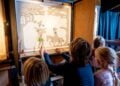 Kinder vor einer Schattentheaterbühne im Mitteldeutschen Marionettentheatermuseum Bad Liebenwerda