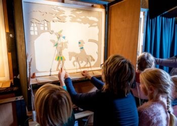 Kinder vor einer Schattentheaterbühne im Mitteldeutschen Marionettentheatermuseum Bad Liebenwerda