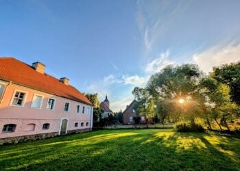 Das Alte Pfarrhaus in Groß Döbbern mit Wiese im Abendlicht
