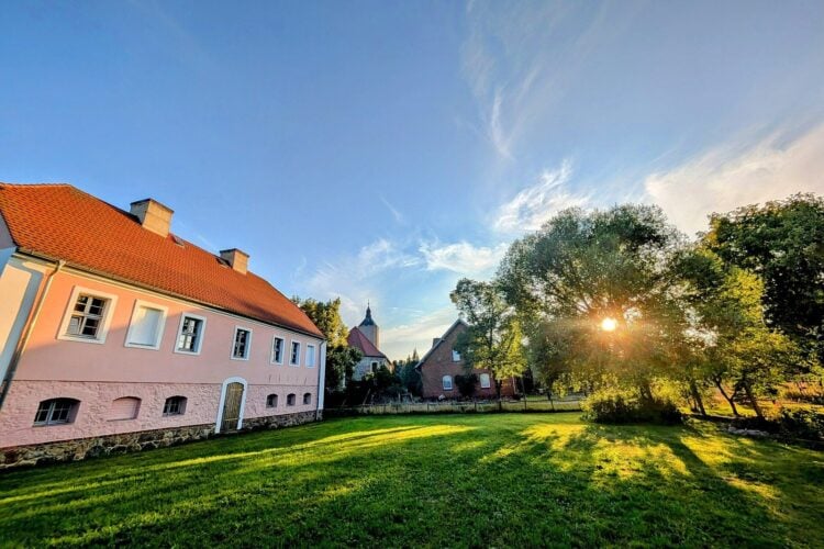 Das Alte Pfarrhaus in Groß Döbbern mit Wiese im Abendlicht