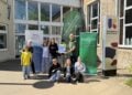 Vertreter der Bürgerstiftung und Kinder mit einer Urkunde vor der Grundschule Erich Kästner in Königs Wusterhausen