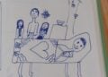 Kinderzeichnung mit Stift: Eine Familie steht an einem Krankenbett, auf der Bettdecke ist ein großes Herz gemalt