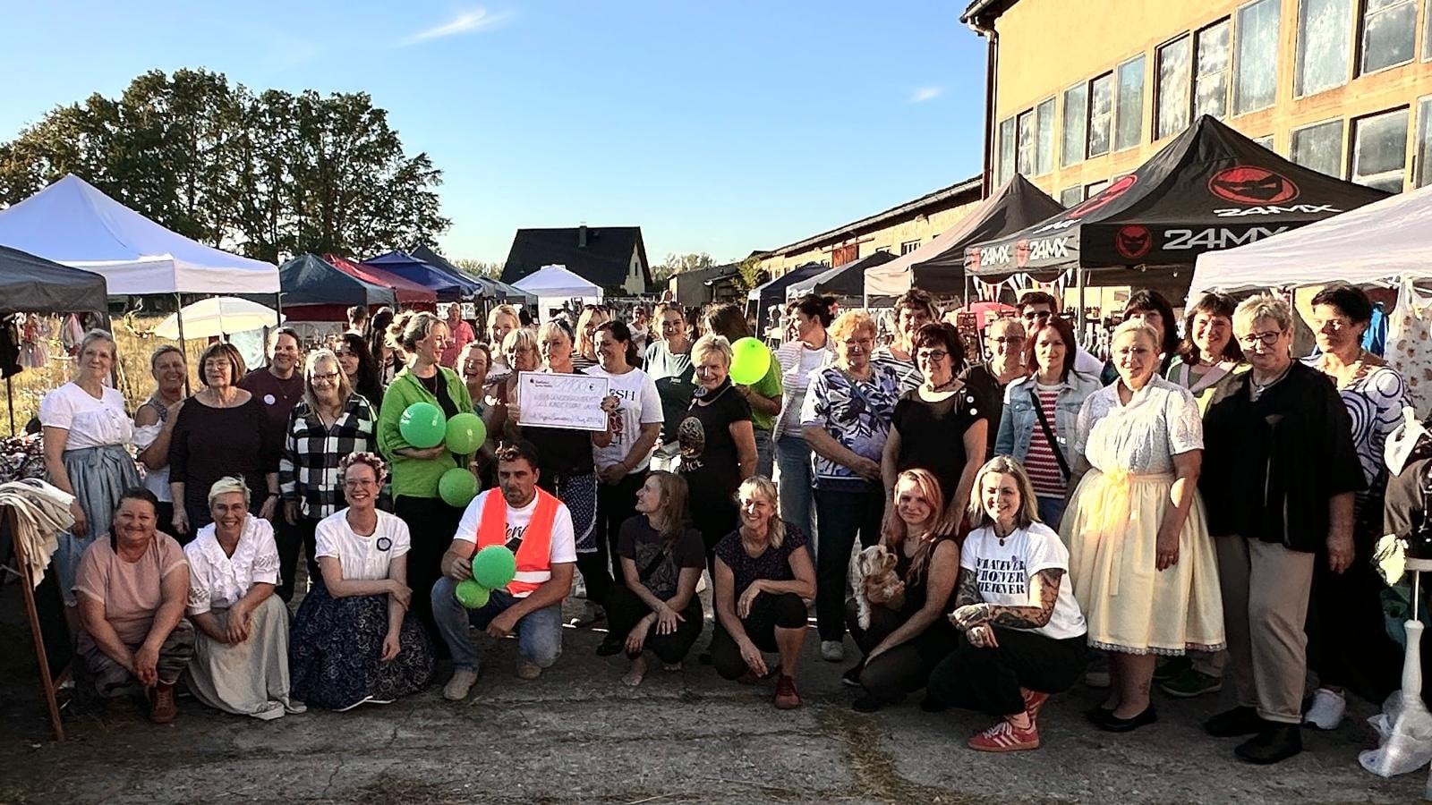 Gruppenfoto der Ausstellerinnen und Aussteller auf dem Kreativmarkt in Burg