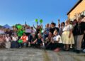Ausstellerinnen und Aussteller jubeln nach dem Kreativmarkt in Burg