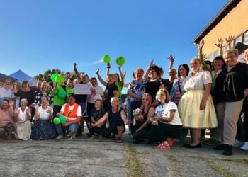 Ausstellerinnen und Aussteller jubeln nach dem Kreativmarkt in Burg