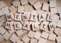 Holzbuchstaben bilden die Worte Mental Health